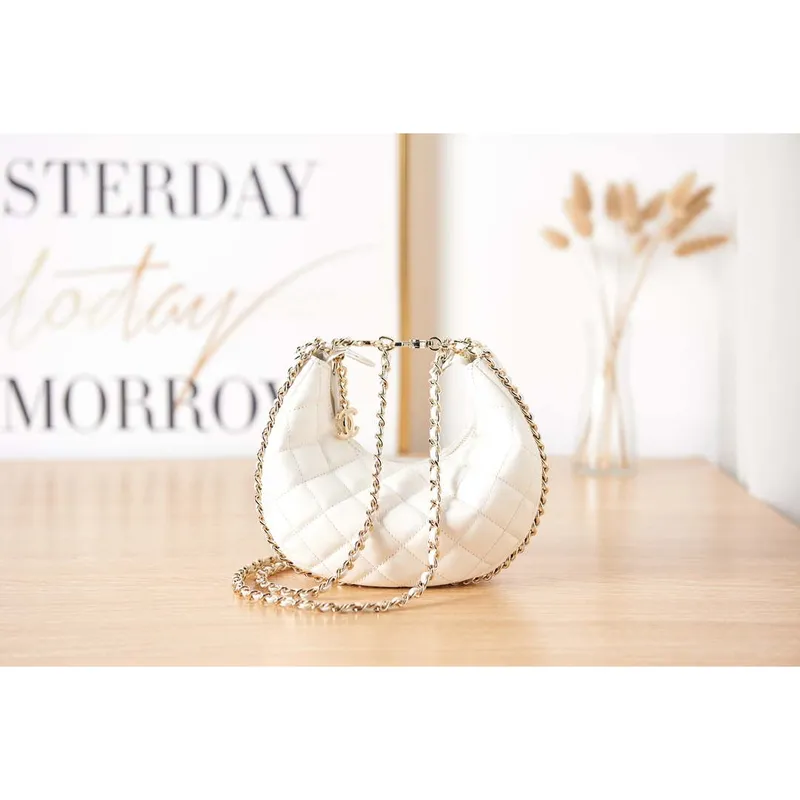 Chanel AS3917 Psaníčko s řetízkem z jehněčí kůže a lesklého světle zlatého kovu, bílé