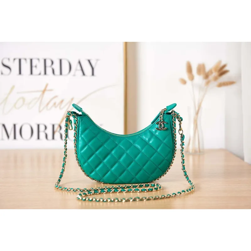 Chanel AS3917 Psaníčko s řetízkem z jehněčí kůže a lesklého světle zlatého kovu, zelené