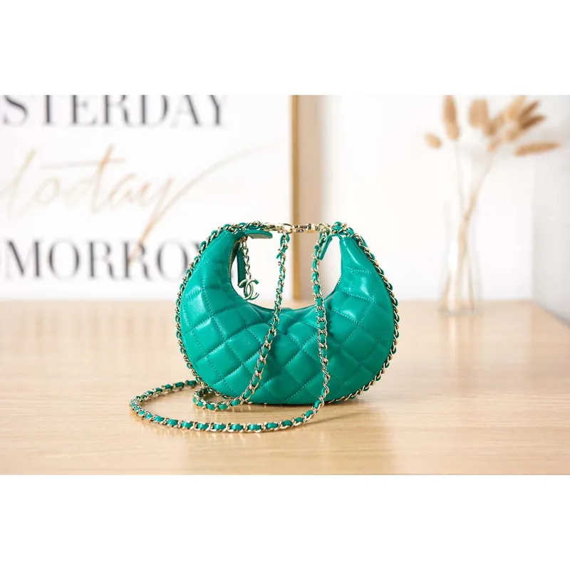 Chanel AS3917 Psaníčko s řetízkem z jehněčí kůže a lesklého světle zlatého kovu, zelené