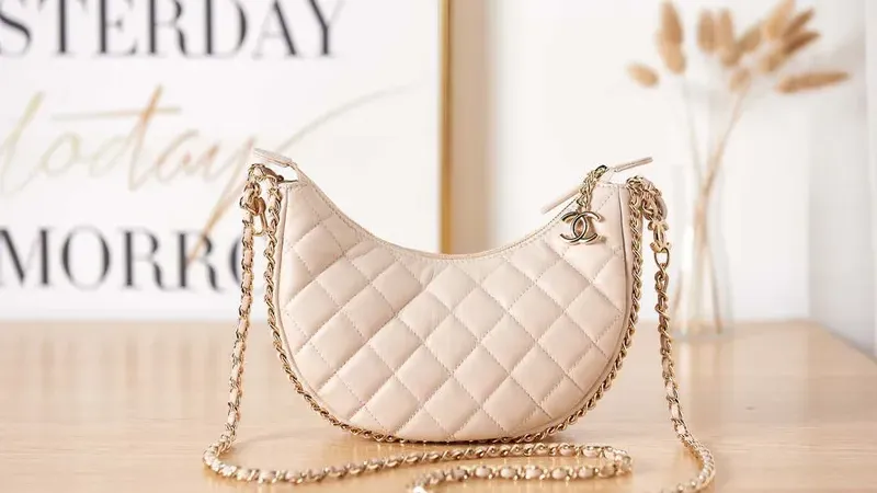 Chanel AS3917 Ecru Lambskin Chain Clutch — Timeless Cruise 2022/23 Piece