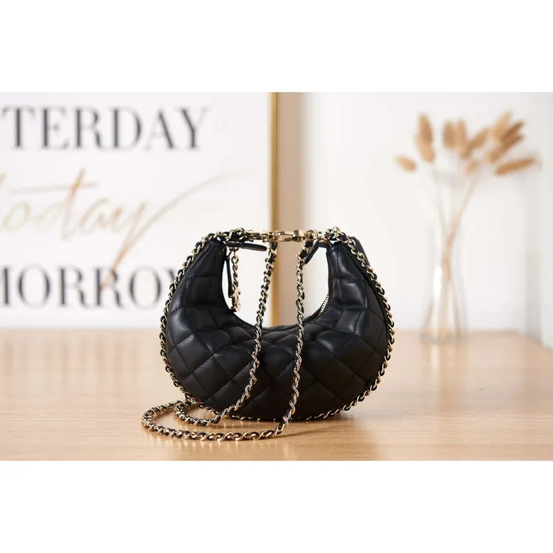 Chanel AS3917 Psaníčko s řetízkem z jehněčí kůže a lesklého světle zlatého kovu, černé