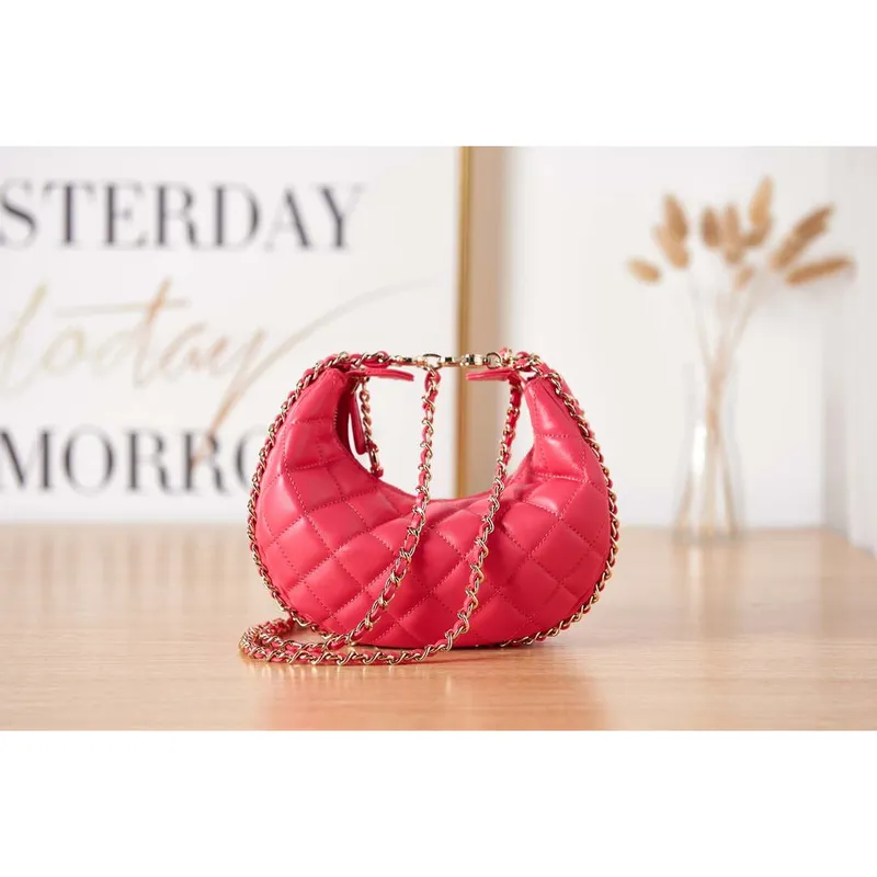 Chanel AS3917 psaníčko s řetízkem z jehněčí kůže a lesklého světle zlatého kovu, červené