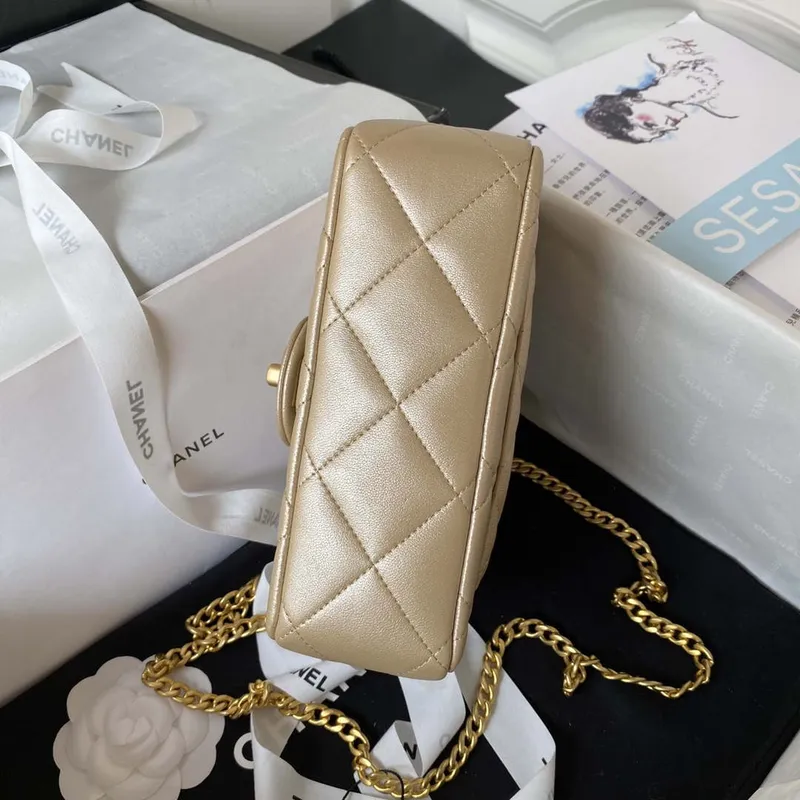 Chanel AS3829 Mini kabelka s klopou a řetízkem, zlatá jehněčí kůže, zlatá