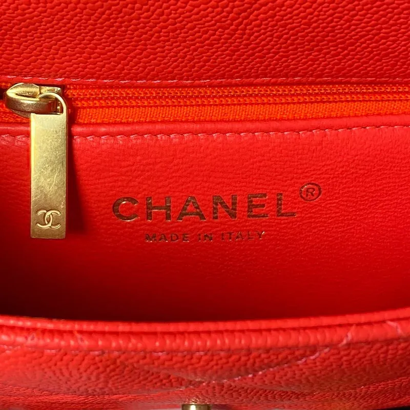 Chanel AS3829 Mini kabelka s klopou a řetízkem z červené telecí kůže se zlatými detaily
