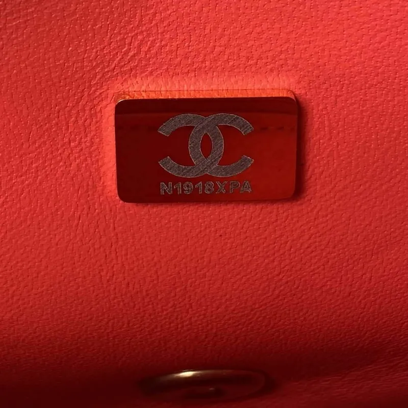 Chanel AS3829 Mini kabelka s klopou a řetízkem z červené telecí kůže se zlatými detaily