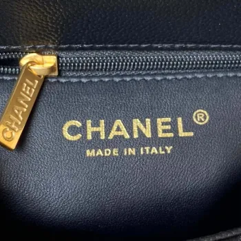 Chanel AS3829 Mini kabelka s klopou a řetízkem, černá telecí kůže, zlatá