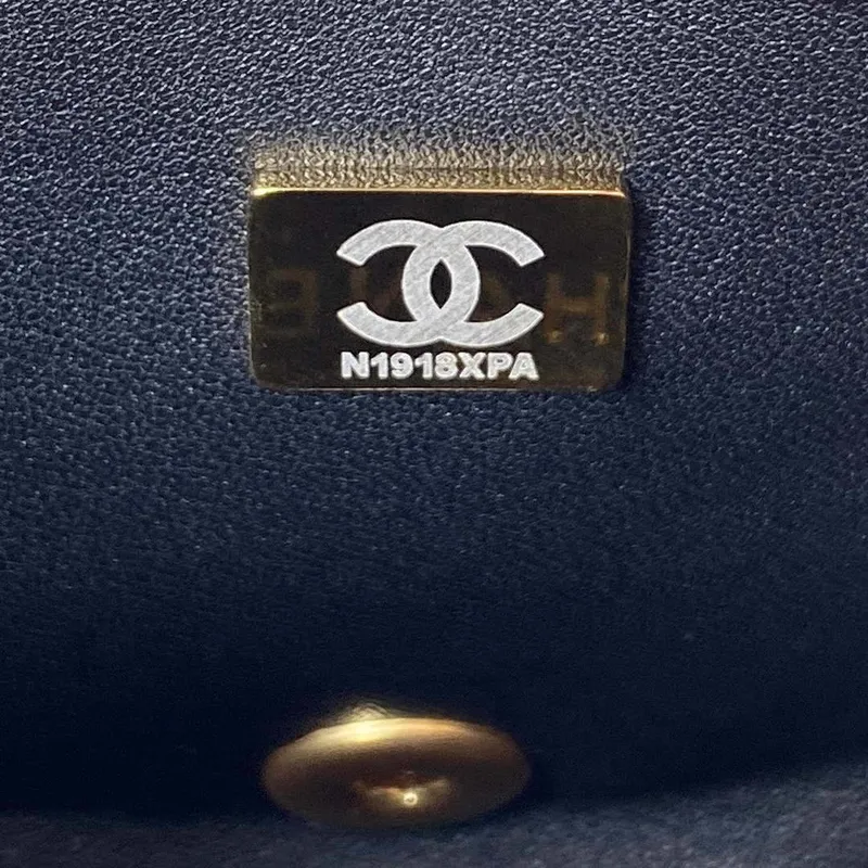 Chanel AS3829 Mini kabelka s klopou a řetízkem, černá telecí kůže, zlatá