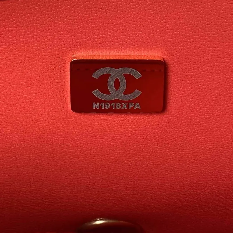 Chanel AS3921 Kabelka s klopou a řetízkem, červená telecí kůže, zlatá