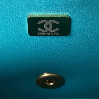 Chanel AS3921 Kabelka s klopou a řetízkem, modrá telecí kůže, zlatá