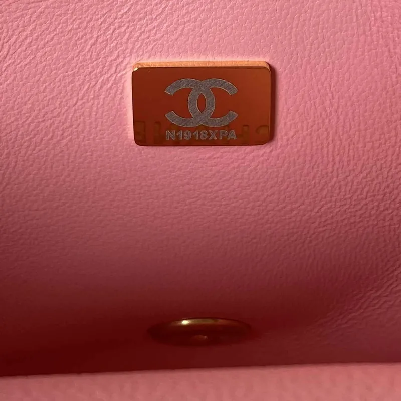 Chanel AS3921 Růžová kabelka z telecí kůže se zlatým řetízkem a klopou