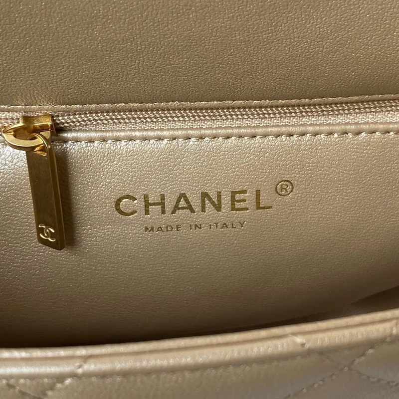 Chanel AS3921 Kabelka s klopou a řetízkem, zlatá jehněčí kůže, zlatá