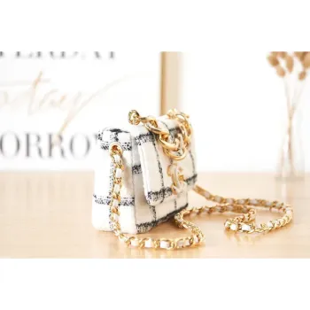 Chanel AS3611 Malá taška s klopou z vlněného tvídu a zlatého kovu, bílá