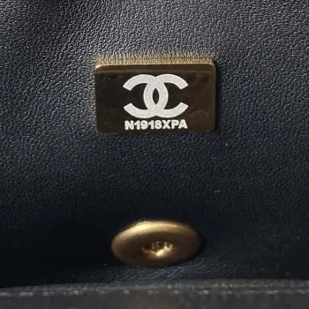 Chanel AS3828 Mini kabelka s klopou a řetízkem, černá telecí kůže, zlatá