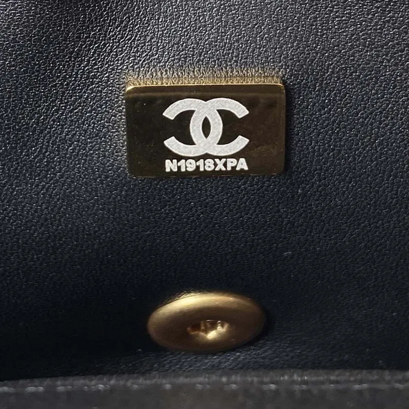 Chanel AS3828 Mini kabelka s klopou a řetízkem, černá telecí kůže, zlatá
