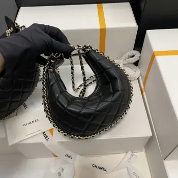 Chanel AS3917 Malá taška Hobo z jehněčí kůže a lesklého světle zlatého kovu, černá