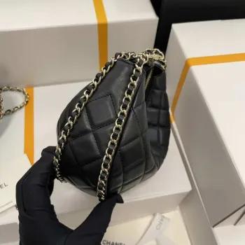 Chanel AS3917 Malá taška Hobo z jehněčí kůže a lesklého světle zlatého kovu, černá