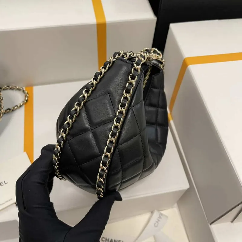 Chanel AS3917 Malá taška Hobo z jehněčí kůže a lesklého světle zlatého kovu, černá