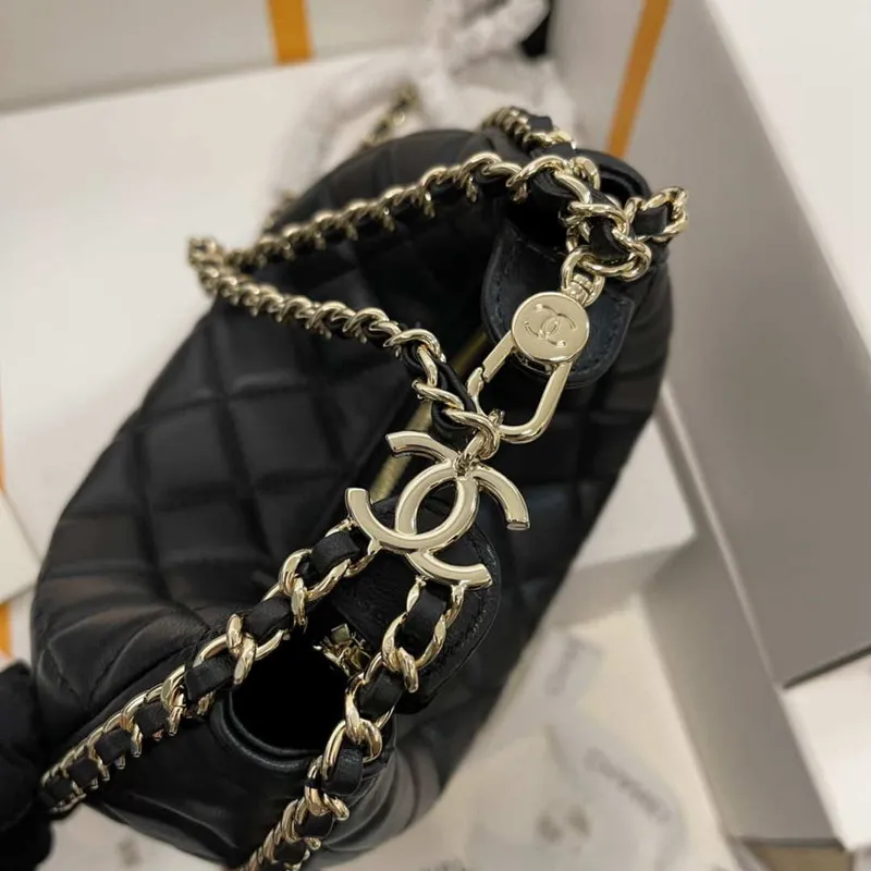 Chanel AS3917 Malá taška Hobo z jehněčí kůže a lesklého světle zlatého kovu, černá