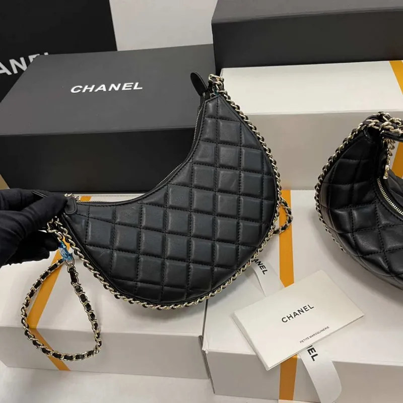 Chanel AS3917 Malá taška Hobo z jehněčí kůže a lesklého světle zlatého kovu, černá