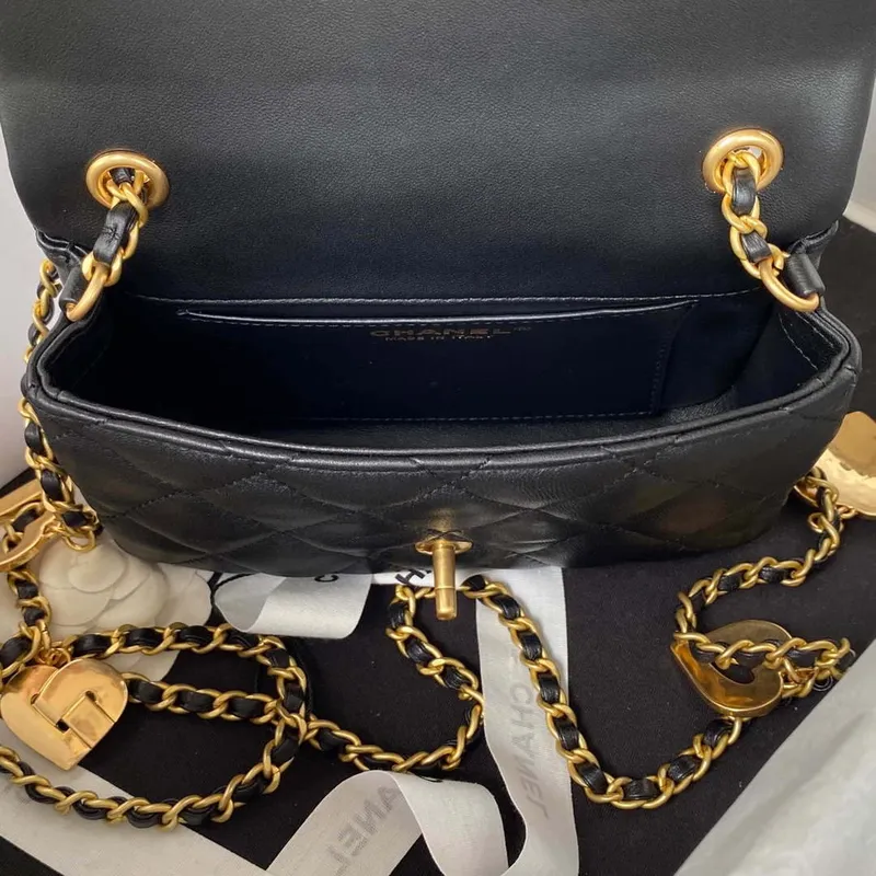 Chanel AS3456 Mini taška s klopou z jehněčí kůže a zlatého kovu, černá