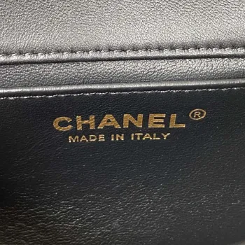Chanel AS3456 Mini taška s klopou z jehněčí kůže a zlatého kovu, černá