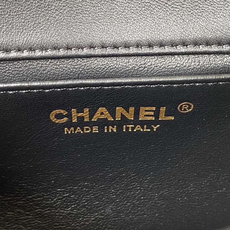 Chanel AS3456 Mini taška s klopou z jehněčí kůže a zlatého kovu, černá