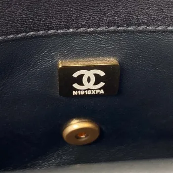 Chanel AS3456 Mini taška s klopou z jehněčí kůže a zlatého kovu, černá