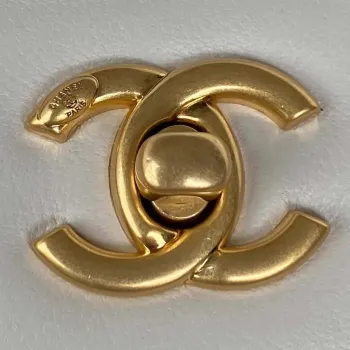 Chanel AS3456 Mini taška s klopou z jehněčí kůže a zlatého kovu, bílá