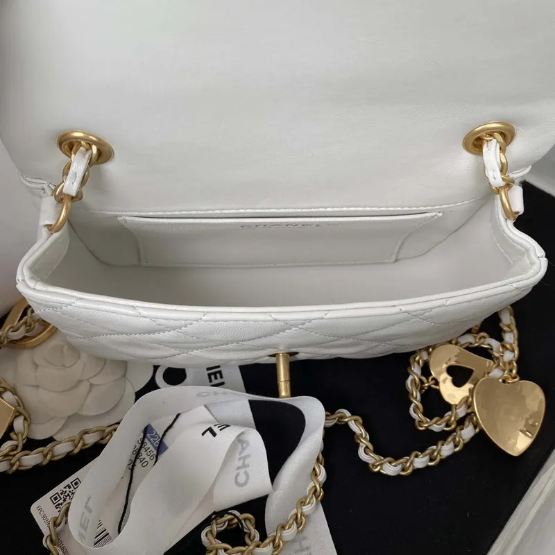 Chanel AS3456 Mini taška s klopou z jehněčí kůže a zlatého kovu, bílá