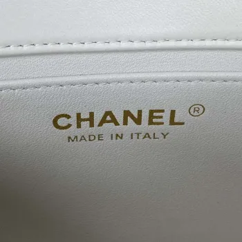 Chanel AS3456 Mini taška s klopou z jehněčí kůže a zlatého kovu, bílá