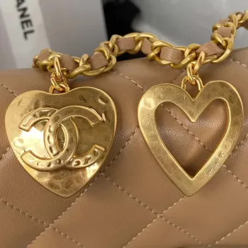 Chanel AS3456 Mini taška s klopou z jehněčí kůže a zlatého kovu v barvě meruňky