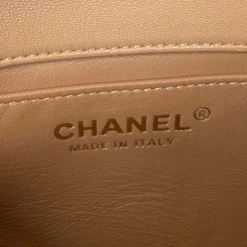 Chanel AS3456 Mini taška s klopou z jehněčí kůže a zlatého kovu v barvě meruňky