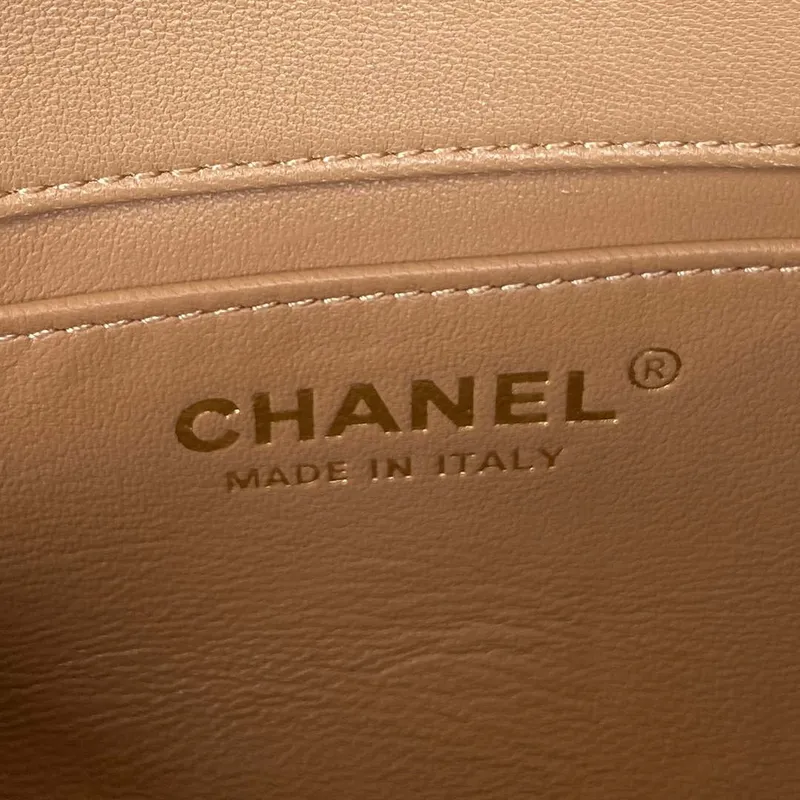 Chanel AS3456 Mini taška s klopou z jehněčí kůže a zlatého kovu v barvě meruňky