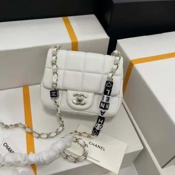 Chanel AS3744 Mini taška s klopou z bílé jehněčí kůže, pryskyřice a zlatého kovu, bílá