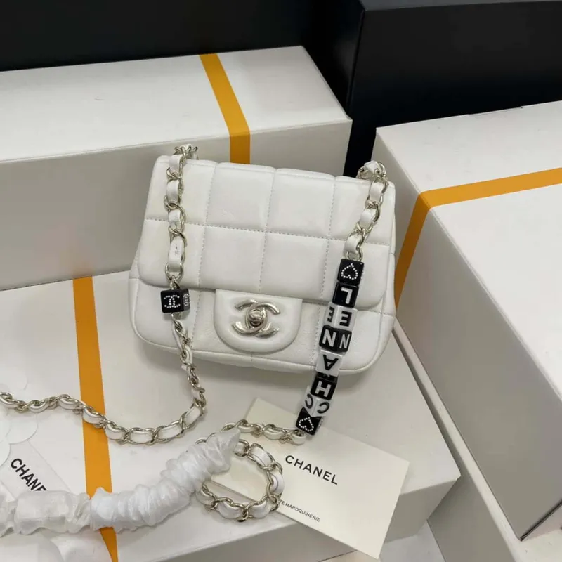 Chanel AS3744 Mini taška s klopou z bílé jehněčí kůže, pryskyřice a zlatého kovu, bílá