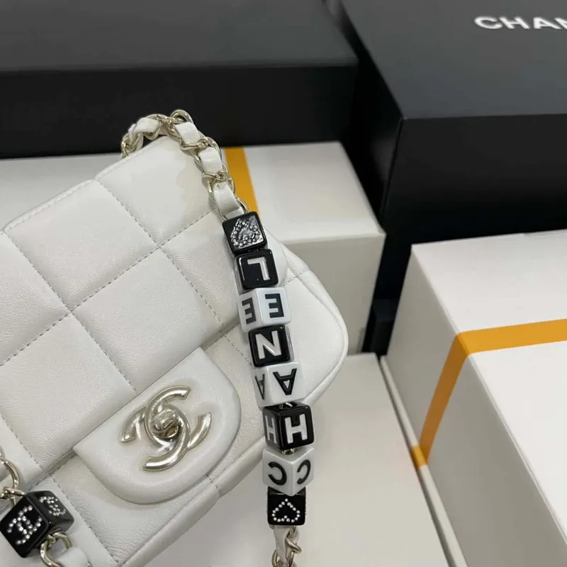 Chanel AS3744 Mini taška s klopou z bílé jehněčí kůže, pryskyřice a zlatého kovu, bílá