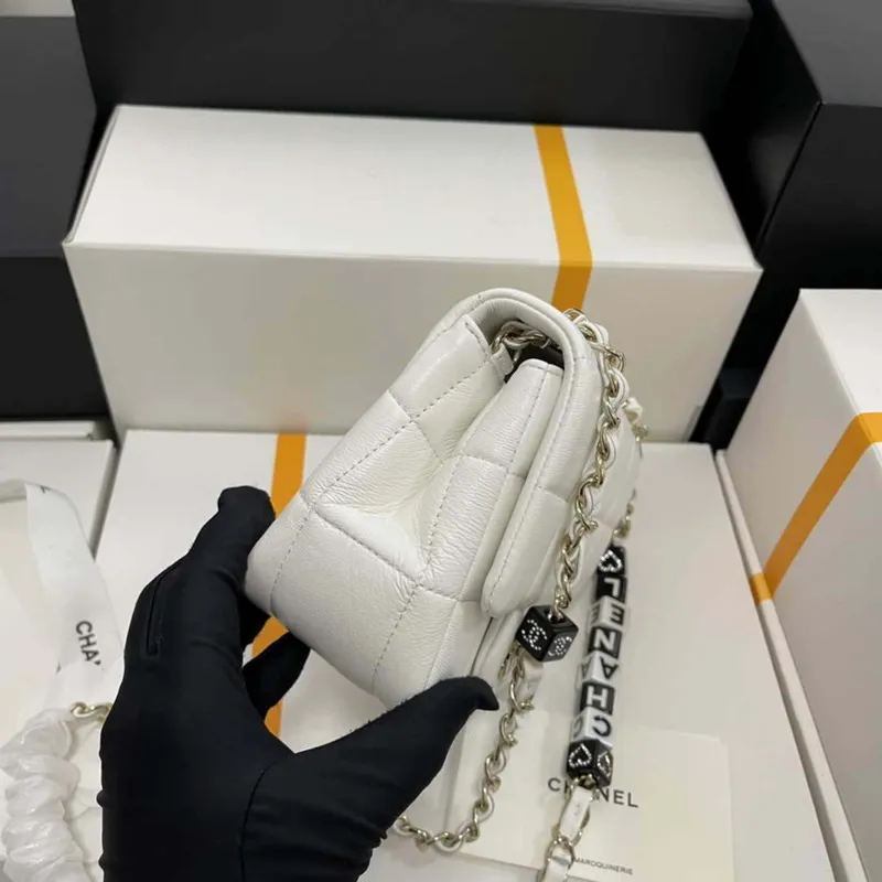 Chanel AS3744 Mini taška s klopou z bílé jehněčí kůže, pryskyřice a zlatého kovu, bílá