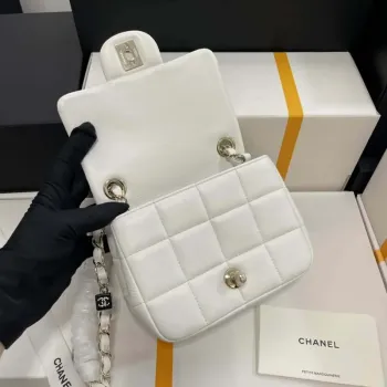 Chanel AS3744 Mini taška s klopou z bílé jehněčí kůže, pryskyřice a zlatého kovu, bílá