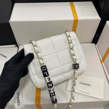 Chanel AS3744 Mini taška s klopou z bílé jehněčí kůže, pryskyřice a zlatého kovu, bílá