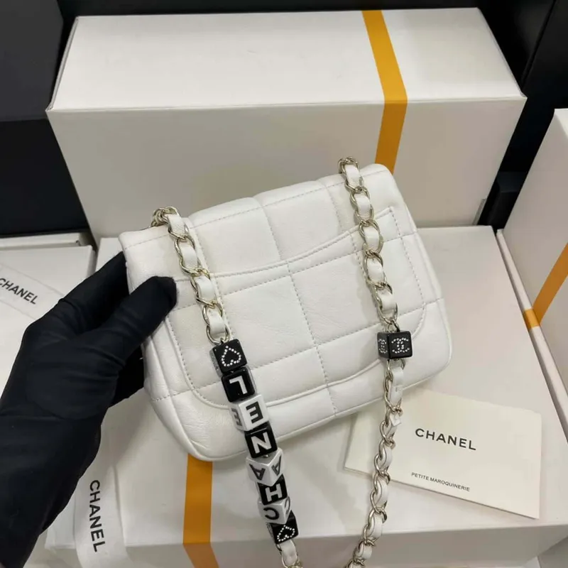 Chanel AS3744 Mini taška s klopou z bílé jehněčí kůže, pryskyřice a zlatého kovu, bílá