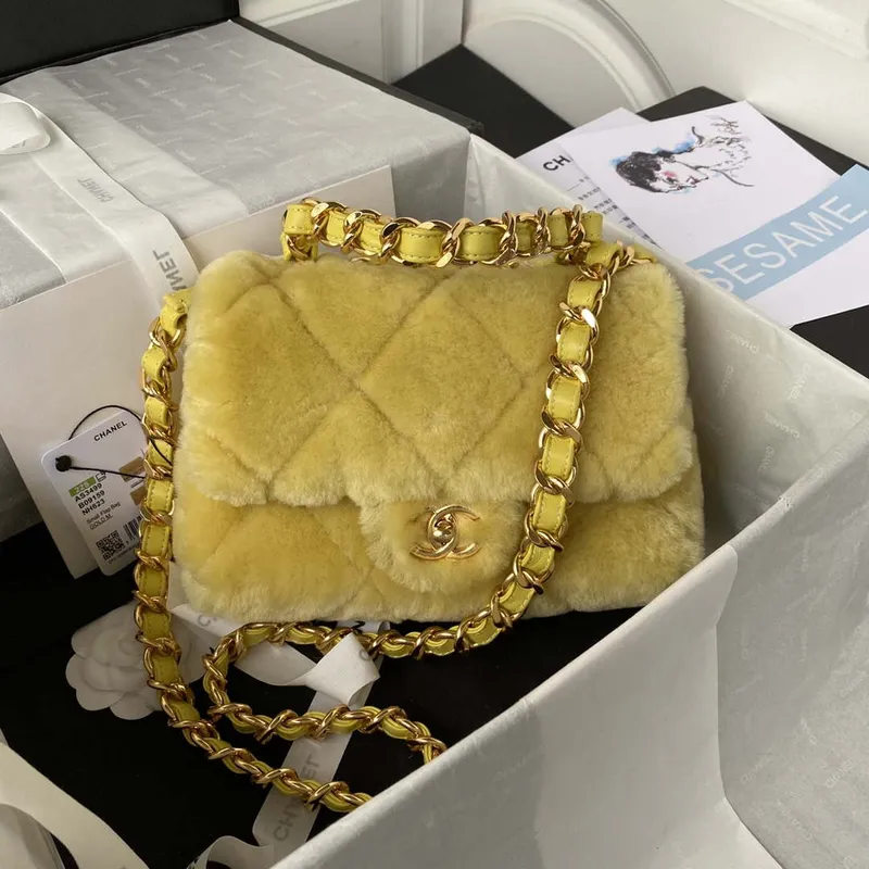 Chanel AS3499 Kabelka s klopou Shearling Yellow