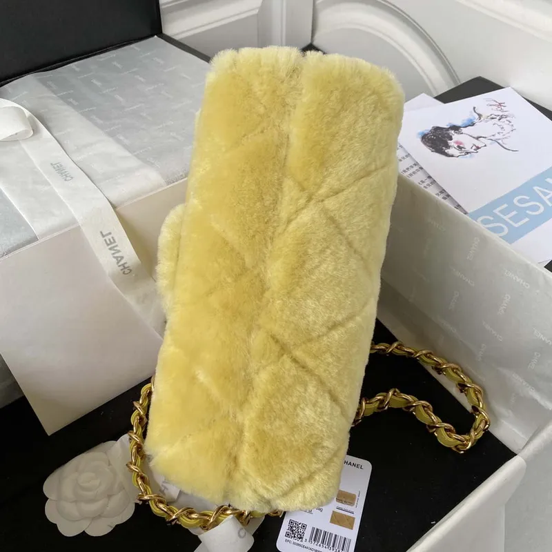 Chanel AS3499 Kabelka s klopou Shearling Yellow