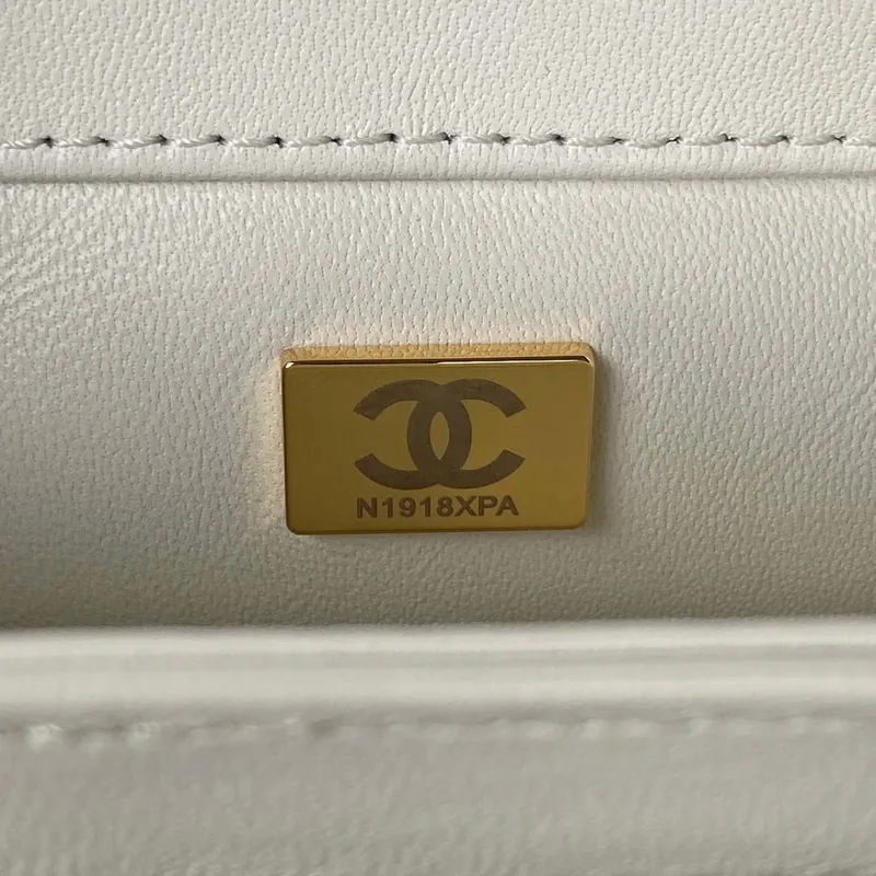 Chanel AS3499 Kabelka s klopou z ovčí kůže, bílá
