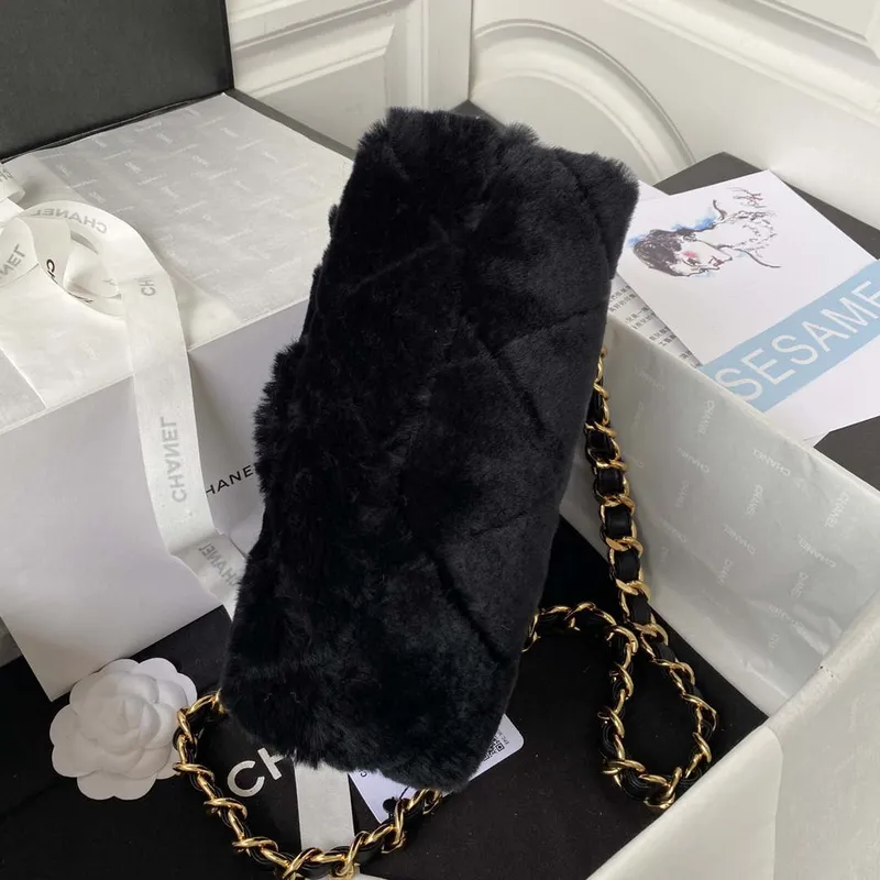 Chanel AS3499 Kabelka s klopou z ovčí kůže, černá
