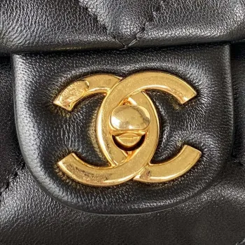 Chanel AS3499 Kabelka s klopou z jehněčí kůže, černá