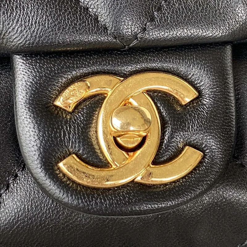 Chanel AS3499 Kabelka s klopou z jehněčí kůže, černá