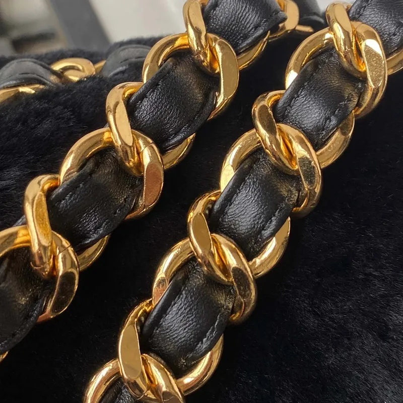 Chanel AS3498 Kabelka s klopou z ovčí kůže, černá