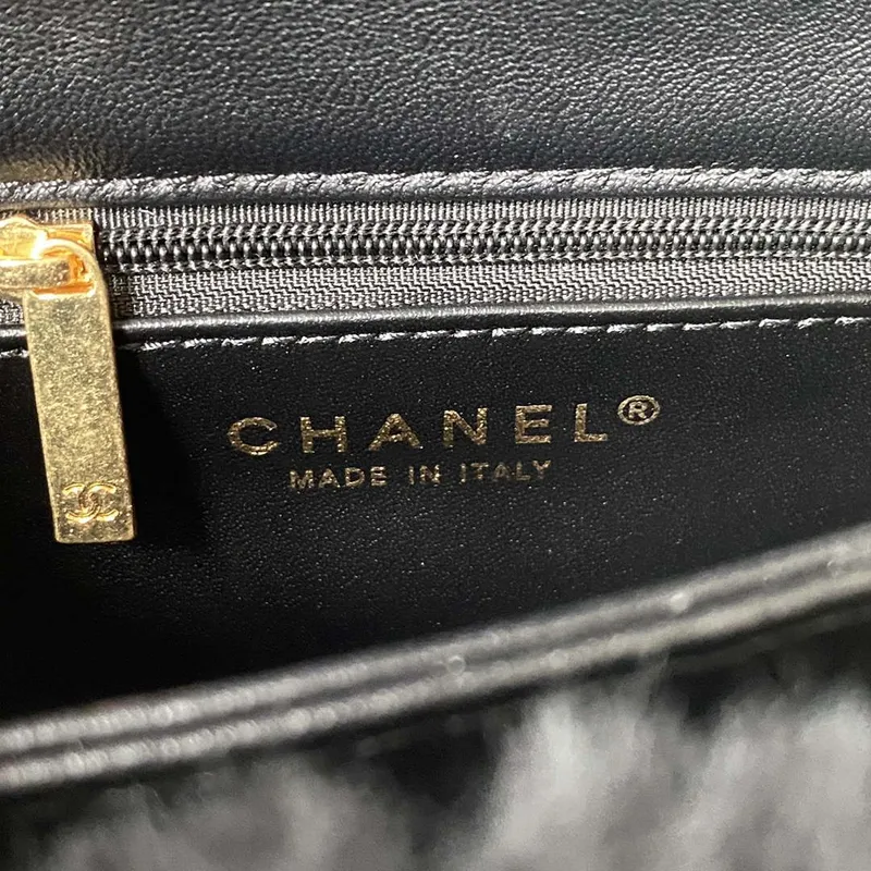 Chanel AS3498 Kabelka s klopou z ovčí kůže, černá