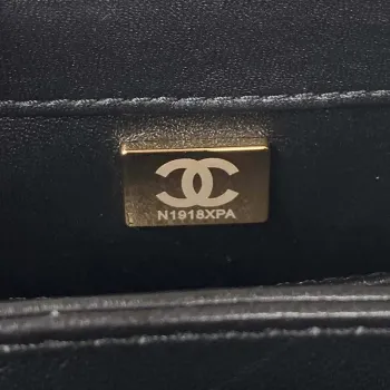 Chanel AS3498 Kabelka s klopou z ovčí kůže, černá