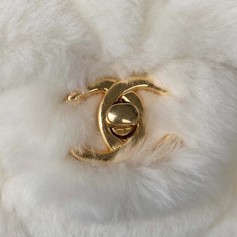 Chanel AS3498 Kabelka s klopou z ovčí kůže, béžová